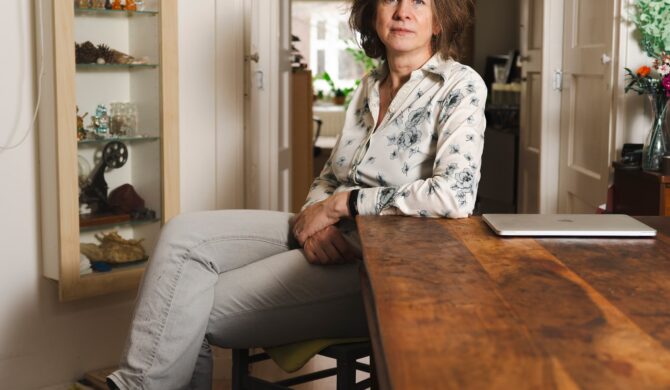 portret van Hannah in haar atelier